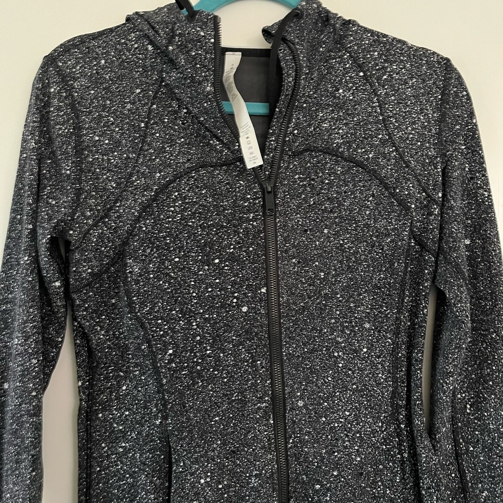 EUC Lululemon black jacket with hood and thumb holes size 8